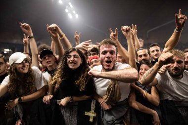 Destekçiler / Hayranlar - İtalyan şarkıcı Music Concert Salmo sırasında SALMO - Eboli 'deki Palasele' de Flop Tour 2022, İtalya, 06 Aralık 2022 - Fotoğraf: Alfonso Maria Salsan