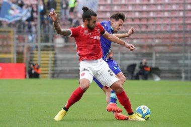 İtalya 'nın Perugia şehrindeki Renato Curi Stadyumu' nda oynanan İtalya Serie B karşılaşmasında Casasola tiago (n.24 Perugia calcio) - Loris Cerquiglin