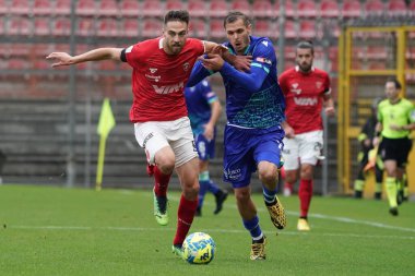 Filippo sgarbi (n.97 perugia calcio) v finotto mattia (n.11 spal) İtalyan futbol takımı Serie B maçında AC Perugia - SPAL Renato Curi Stadyumu, Perugia, İtalya, 08 Aralık 2022 - Fotoğraf: Loris Cerquiglin
