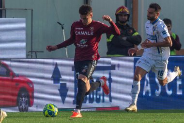 Pierozzi Niccolo Reggina, İtalya 'nın Reggio Calabria şehrindeki Oreste Granillo Stadyumu' nda oynanan 1914 Frosinone Calcio maçında topu taşıyor.