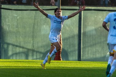 Mulattieri Samuele, İtalya 'nın Reggio Calabria şehrindeki Oreste Granillo Stadyumu' nda oynanan 1914 Frosinone Calcio maçında gol-1 'lik galibiyetini kutluyor.