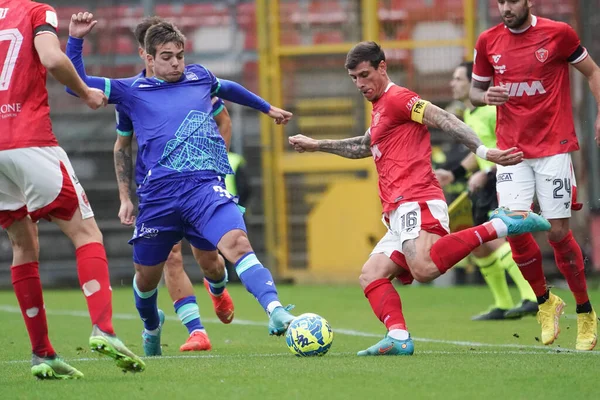 Bartolomei Paolo (n. 16 Perugia calcio) v tripaldelli alessandro (n.3 spal) İtalya Serisi B maçında AC Perugia - SPAL Renato Curi Stadyumu, Perugia, İtalya - 8 Aralık 2022