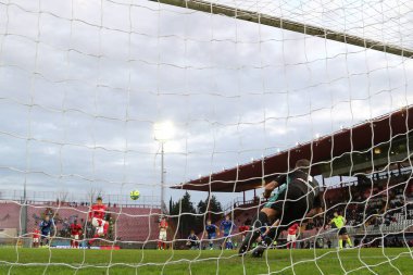 Melchiorri federico (n.9 perugia calcio) İtalya 'nın Perugia, İtalya' daki Renato Curi stadyumunda oynanan B Serisi maçında penaltı atışı yanlış.