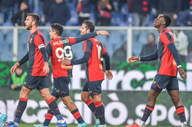 Genoa takımı, İtalya 'nın Cenova kentinde bulunan Luigi Ferraris Stadyumu' nda oynanan Cenova CFC maçında 2-0 'lık bir gol attıktan sonra kutlama yapıyor.