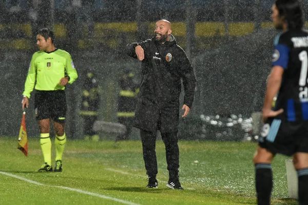 İtalya 'nın Pisa kentinde oynanan Ascoli Garibaldi maçında AC Pisa-Ascoli Calcio maçı sırasında Ascoli Cristian Bucchi' nin baş antrenörü.