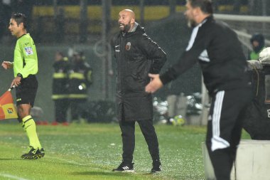 İtalya 'nın Pisa kentinde oynanan Ascoli Garibaldi maçında AC Pisa-Ascoli Calcio maçı sırasında Ascoli Cristian Bucchi' nin baş antrenörü.