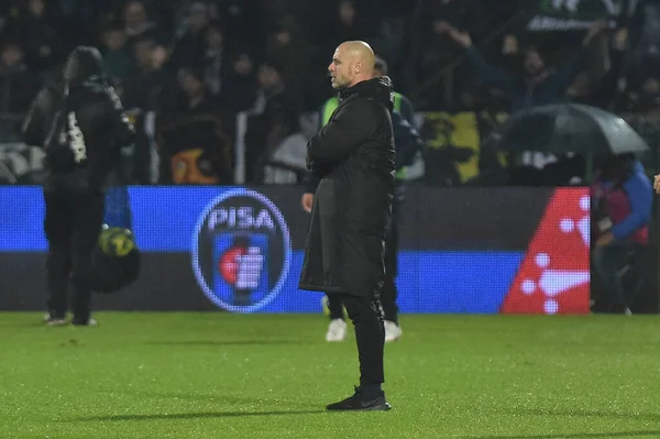 İtalya 'nın Pisa şehrindeki Arena Garibaldi' de oynanan AC Pisa vs Ascoli Calcio karşılaşmasında oynanan maçın sonunda Ascoli Cristian Bucchi 'nin teknik direktörü Gabriele Masott