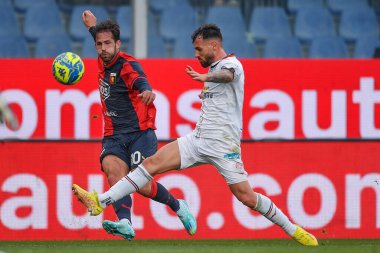 Mattia Aramu (Ceneviz) - İtalya 'nın Ceneviz kenti Luigi Ferraris Stadyumu' nda oynanan İtalya Serisi B karşılaşmasında Nicholas Siega (Sud Tirol) - Fotoğraf: Danilo Vig