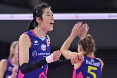Zhu Ting (Savino Del Bene Scandicci) İtalya Voleybol Serisi A1 Kadınlar müsabakası sırasında İtalya 'nın Floransa kenti Pala Wanny' de Cuneo Granda Volley 'e karşı Savino Del Bene Scandicci' yi kutluyor.