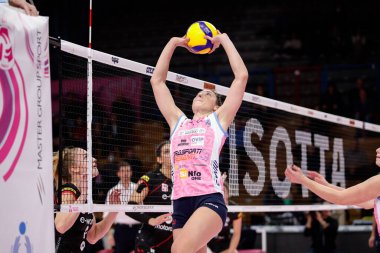 Lauren Carlini (trasportiPesanti Casalmaggiore) voleybol sırasında İtalyan Serie A1 Kadınlar TrasportiPesanti Casalmaggiore 'ye karşı e-iş Busto Arsizio' da Casalmaggiore 'da (CR), İtalya, 11 Aralık 2022 - Fotoğraf: Nicholas Russ Russ