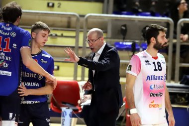 Roberto Piazza Allianz Milano koçu. İtalya Süper Lig Voleybol Şampiyonası sırasında Gioiella Prisma Taranto, İtalya 'nın Taranto kentinde PalaMazzola' da Allianz Milano 'ya karşı, 11 Aralık 2022 - Fotoğraf: Giuseppe Lev