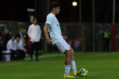 Bellanova Rauol Inter, 22 Aralık 2022 'de İtalya, Reggio Calabria' daki Stadio Granillo 'da oynanan Reggina vs Inter maçında şut çekti.