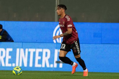 Devid Bouah Reggina topu 22 Aralık 2022 'de İtalya' nın Reggio Calabria şehrindeki Stadio Granillo 'da oynanan Reggina vs Inter futbol maçında taşıyor.