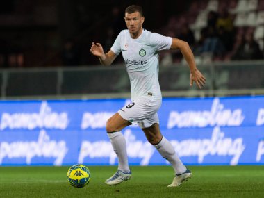 Edin Dzeko Inter, 22 Aralık 2022 'de İtalya' nın Reggio Calabria kentindeki Stadio Granillo 'da oynanan Reggina vs Inter futbol maçında topu taşıyor.