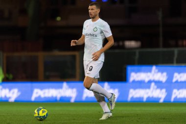 Edin Dzeko Inter, 22 Aralık 2022 'de İtalya' nın Reggio Calabria kentindeki Stadio Granillo 'da oynanan Reggina vs Inter futbol maçında topu taşıyor.