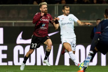 Zan Majer Reggina topu 22 Aralık 2022 'de İtalya, Reggio Calabria' daki Stadio Granillo 'da oynanan Reggina vs Inter futbol maçında taşıyor.