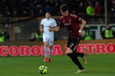 Giovanni Fabbian Reggina topu 22 Aralık 2022 'de İtalya, Reggio Calabria' daki Stadio Granillo 'da oynanan Reggina vs Inter futbol maçında taşıyor.