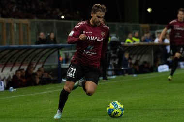 Federico Ricci Reggina topu 22 Aralık 2022 'de İtalya' nın Reggio Calabria kentindeki Stadio Granillo 'da oynanan Reggina vs Inter futbol maçında taşıyor.