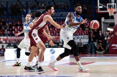 İtalya Basketbol Şampiyonası 'nda CJ Massinburg (Germani Brescia) ve Mitchell Watt (Umana Reyer Venezia) İtalya' nın Venedik kentinde Germani Brescia 'ya karşı Umana Reyer Venezia - 10 Aralık 2022