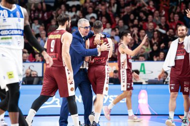 Walter De Raffaele (teknik direktör Umana Reyer Venezia) ve Marco Spissu (Umana Reyer Venezia) İtalya Basketbol Şampiyonası 'nda Umana Reyer Venezia Germani Brescia' ya karşı Venedik, İtalya 'daki Taliercio' da 10 Aralık 2022 - Fotoğraf: Mattia Radon