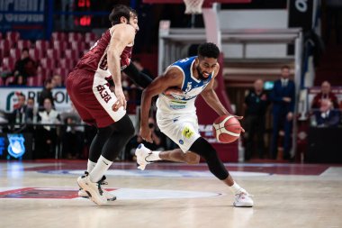 İtalya Basketbol Şampiyonası sırasında CJ Massinburg (Germani Brescia) ve Amedeo Tessitori (Umana Reyer Venezia), İtalya 'nın Venedik kenti Taliercio' da Germani Brescia 'ya karşı Umana Serie Şampiyonası, 10 Aralık 2022