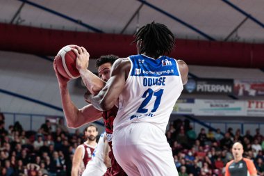 Mitchell Watt (Umana Reyer Venezia) ve Tai Odiase (Germani Brescia) İtalya Basketbol Şampiyonası sırasında Umana Reyer Venezia, Germani Brescia 'ya karşı Venedik, İtalya' da Taliercio, 10 Aralık 2022 - Fotoğraf: Mattia Radon