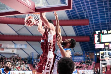 Mitchell Watt (Umana Reyer Venezia) ve CJ Massinburg (Germani Brescia) İtalya Basketbol Şampiyonası sırasında Umana Reyer Venezia, Germani Brescia 'ya karşı Venedik, İtalya' da Taliercio, 10 Aralık 2022 - Fotoğraf: Mattia Radon