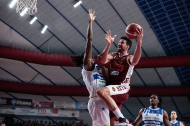 Mitchell Watt (Umana Reyer Venezia) ve Nicola Akele (Germani Brescia) İtalya Basketbol Şampiyonası 'nda Umana Reyer Venezia, Germani Brescia' ya karşı Venedik 'teki Taliercio maçında, 10 Aralık 2022 - Fotoğraf: Mattia Radon