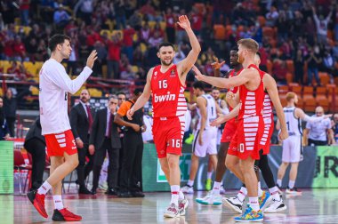 #16 KOSTAS PAPANIKOOOU # 0 THOMAS WALKUP ile Euroleague, Round 12, Olympiacos Pire ile Virtus Segafredo Bologna arasında 9 Aralık 2022 tarihinde Atina, Yunanistan 'da oynanan maç. - Fotoğraf: