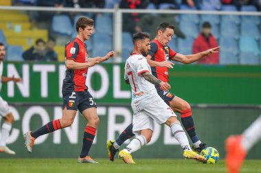 Morten Wetche Frendrup (Genoa) - Nicholas Siega (Sud Tirol) - İtalya Serisi B maçında Silvan Hefti (Genoa) - Cenova CFC Sudtirol 'e karşı Ceneviz Luigi Ferraris Stadyumu, İtalya, 08 Aralık 2022 - Fotoğraf: Danilo Vig
