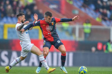 Nicholas Siega (Sud Tirol) - Kevin Johannes Willem Strootman (Genoa) İtalyan futbolu serisi B maçında Cenova CFC - FC Sudtirol maçı sırasında İtalya 'nın Cenova kentinde bulunan Luigi Ferraris Stadyumu' nda oynandı.