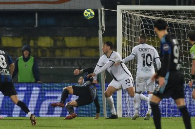 İtalya 'nın Pisa kentinde oynanan AC Pisa-Ascoli maçında Eric Fernando Botteghin' in (Ascoli) Ernesto Torregrossa 'ya (Pisa) verdiği ceza faulü, 8 Aralık 2022 - Fotoğraf: Gabriele Masott
