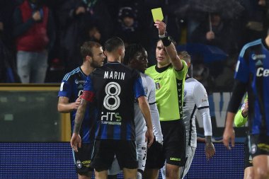 Hakem Alberto Santoro, İtalya 'nın Pisa kentinde oynanan AC Pisa-Ascoli Calcio maçında Marius Marin' e (Pisa) sarı kart gösteriyor.