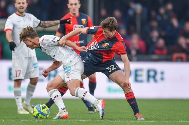 Hans Nicolussi Caviglia (Sud Tirol) - İtalya Futbol Serisi B maçında Morten Wetche Frendrup (Genoa) Cenova CFC FC Sudtirol 'e karşı Cenova, İtalya' daki Luigi Ferraris Stadyumu, 08 Aralık 2022 - Fotoğraf: Danilo Vig