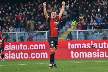 Silvan Hefti (Cenova), İtalya 'nın Cenova kentinde bulunan Luigi Ferraris Stadyumu' nda oynanan İtalya Serie B maçında 1-0 'lık gol attıktan sonra kutluyor.