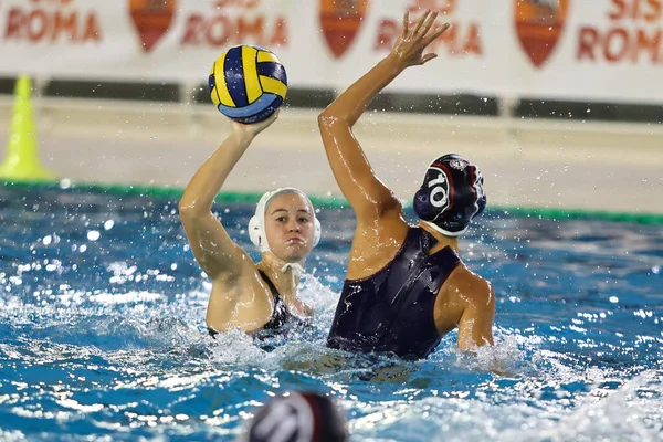 Sofia Giustini Sis Roma 对Despoina Andreadi Vouliagmeni 在意大利罗马Frecciarossa Water Polo的Waterpolo女子冠军联赛Sis — 图库照片
