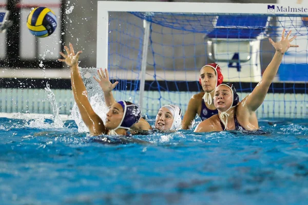 Defensa Vouliagmeni Durante Liga Campeones Femenina Waterpolo Sis Roma Vouliagmeni — Foto de Stock