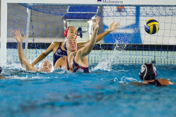 Vouliagmeni Obrany Během Waterpolo Women Champions League Sis Roma Vouliagmeni — Stock fotografie