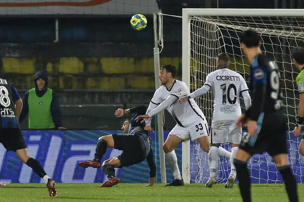 İtalya 'nın Pisa kentinde oynanan AC Pisa-Ascoli maçında Eric Fernando Botteghin' in (Ascoli) Ernesto Torregrossa 'ya (Pisa) verdiği ceza faulü, 8 Aralık 2022 - Fotoğraf: Gabriele Masott