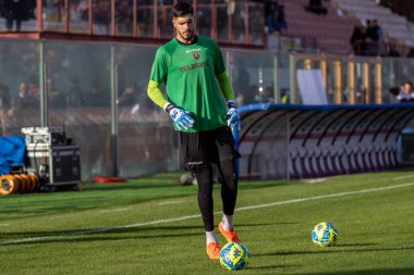 Ravaglia Federico Reggina İtalya Serie B karşılaşmasında ısınıyor. 1914 'te Reggina, Reggio Calabria, İtalya' daki Oreste Granillo Stadyumu 'nda Frosinone Calcio' ya karşı.