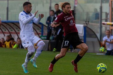 Di chiara Gianluca Reggina İtalya Serie B maçında topu taşıyor Reggina 1914-Frosinone Calcio karşılaşmasında Reggio Calabria, İtalya 'daki Oreste Granillo stadyumunda, 8 Aralık 2022 - Fotoğraf: Valentina Giannetton
