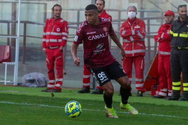 Rivas Rigoberto Reggina, İtalya 'nın Reggio Calabria şehrindeki Oreste Granillo Stadyumu' nda oynanan 1914 Frosinone Calcio maçında topu taşıyor.