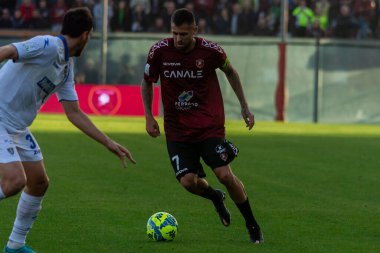 Menez Jeremy Reggina, İtalya 'nın Reggio Calabria şehrindeki Oreste Granillo Stadyumu' nda oynanan 1914 Frosinone Calcio maçında topu taşıyor.