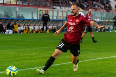 Canotto Luigi Reggina, İtalya 'nın Reggio Calabria şehrindeki Oreste Granillo Stadyumu' nda oynanan 1914 Frosinone Calcio maçında topu taşıyor.