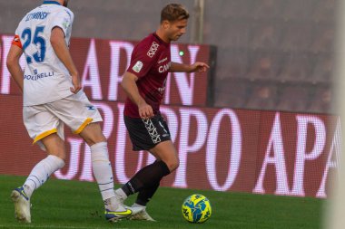 Gori Gabriele Reggina, İtalya 'nın Reggio Calabria şehrindeki Oreste Granillo Stadyumu' nda oynanan 1914 Frosinone Calcio maçında topu taşıyor.