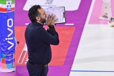 Stefano Lavarini (İgor Gorgonzola Novara 'nın baş antrenörü) İtalyan Süper Kupa Kadın Prosecco Doc Imoco Conegliano' ya karşı Igor Gorgonzola Novara, Floransa 'da Pala Wanny' de, 26 Kasım 2022 - Fotoğraf: Lisa Guglielm