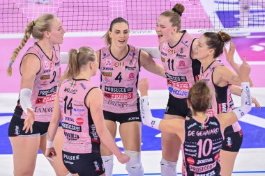 Prosecco Doc Imoco Conegliano, İtalyan Supercup Kadın Prosecco Doc Imoco Conegliano, Igor Gorgonzola Novara 'ya karşı 26 Kasım 2022' de Floransa 'daki Pala Wanny' de düzenlenen davada kutlama yaptı.