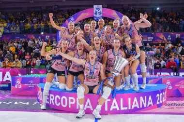 Prosecco Doc Imoco Conegliano 'nun oyuncuları 26 Kasım 2022' de İtalya 'nın Floransa kentinde düzenlenen Pala Wanny' de İtalyan SuperCup Kadın Prosecco Doc Imoco Conegliano-Igor Gorgonzola Novara maçında zaferi kutladılar.