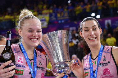 Kathryn Plummer (Prosecco Doc Imoco Conegliano) ve Robin De Kruijf (Prosecco Doc Imoco Conegliano) İtalyan Süper Kupa Kadın Prosecco Doc Imoco Conegliano 'ya karşı Igor Gorgonzola Novara' nın Floransa 'daki Pala Wanny' de zaferini kutladılar, Nov