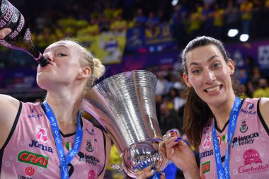 Kathryn Plummer (Prosecco Doc Imoco Conegliano) ve Robin De Kruijf (Prosecco Doc Imoco Conegliano) İtalyan Süper Kupa Kadın Prosecco Doc Imoco Conegliano 'ya karşı Igor Gorgonzola Novara' nın Floransa 'daki Pala Wanny' de zaferini kutladılar, Nov